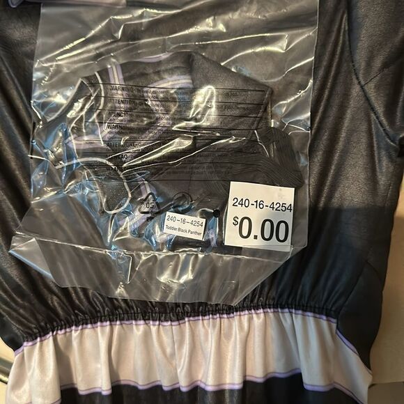 Marvel costume size 2T/3T - Picture 5 of 6